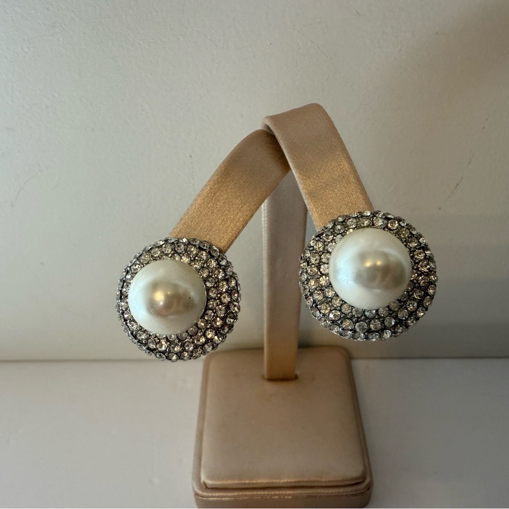 VINTAGE EARRINGS CLIP PAVE RHINESTONES ROUND WHITE FAUX PEARL SILVER TONE SET